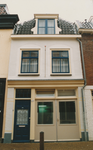861989 Gezicht op de voorgevel van het gerenoveerde pand Willemstraat 24 in Wijk C te Utrecht.